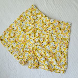 Vintage style shorts size Medium yellow white daisies cottagcore cute no tags